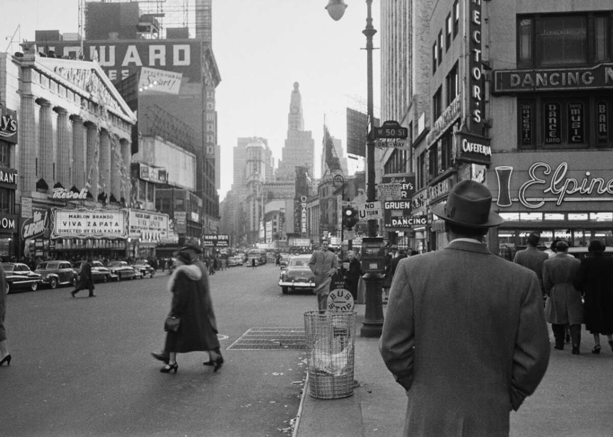 20 photos of NYC in the 1950s The 1950s are an interesting time in New York City's history. Having been established as one of the world's greatest cities following the end of World War II, New York was home to 7.89 million residents in the early parts of the decade. However, by the end of the '50s, the effects of suburbanization, which saw residents and industries alike leaving for cheaper pastures, actually led to a significant decline in population that would hold until the early 1970s. With this decline in population came an increase in crime, growing wealth inequality, and an overall step back for the northern metropolis. There were other, smaller, changes the city experienced as well—the shifting of neighborhoods, for example, as Chinatown began encroaching on Little Italy, or the proposed renovation of landmarks like Grand Central Station and Central Park. There were differences in the city's economy, as certain industries began shrinking and more and more women joined the workforce. There was also plenty of growth—new museums, new buildings, new community groups. It's hard to explain in words exactly what New York was like during the 1950s. So Giggster combed historical archives to compile a collection of pictures that exemplify what the Big Apple was like during the decade. From Times Square newsstands to the daily commute, keep clicking to see what the world's greatest city looked like some 70 years ago.