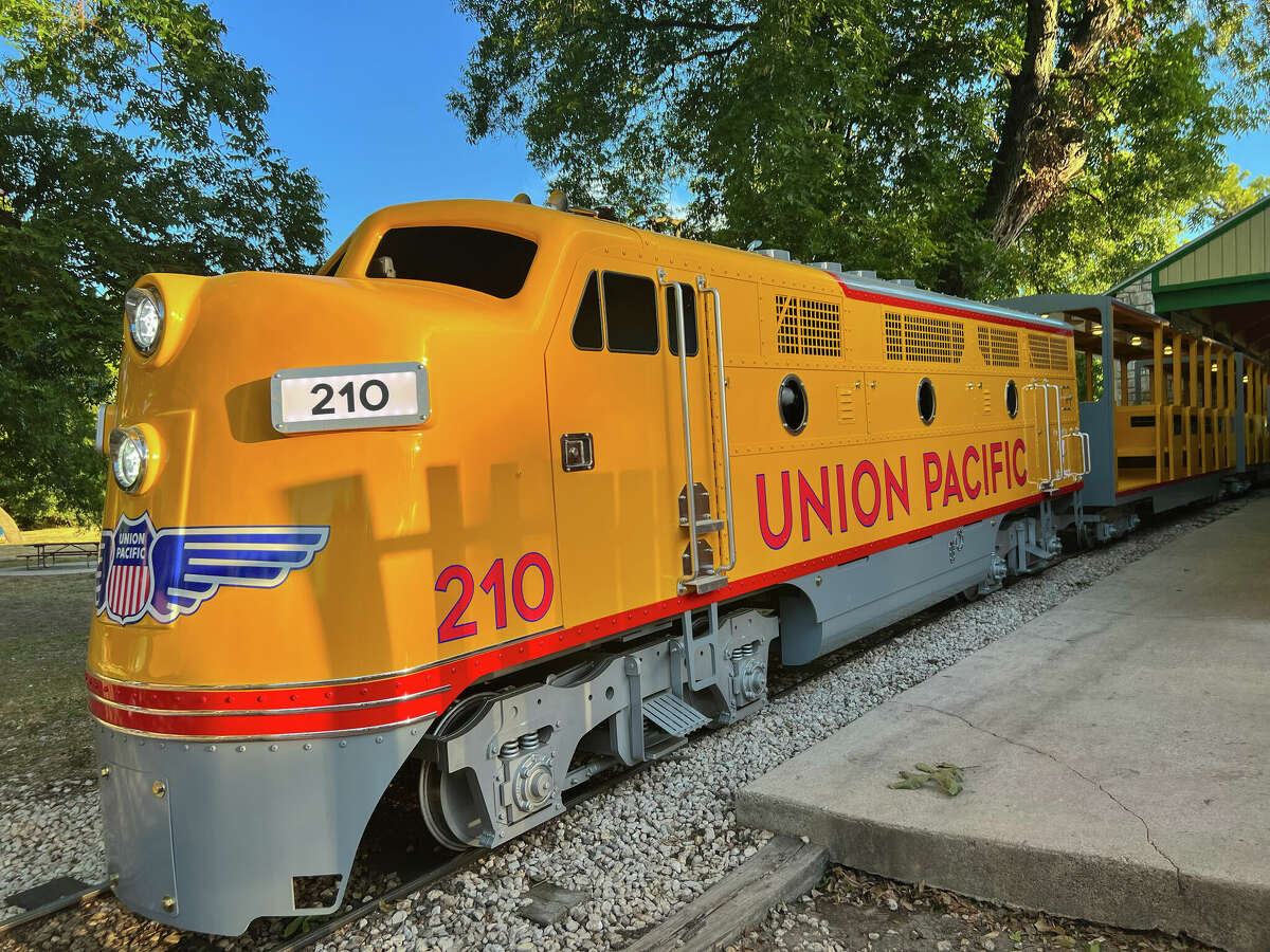 After retiring the Mary Barrett train, San Antonio Zoo adds Union Pacific engine model to tracks. 