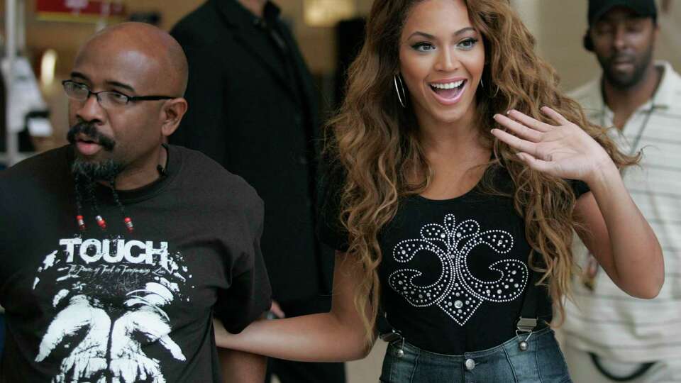 Beyoncé waves to fans as she is greeted by Rudy Rasmus, pastor of St. John's Downtown Church in 2007.