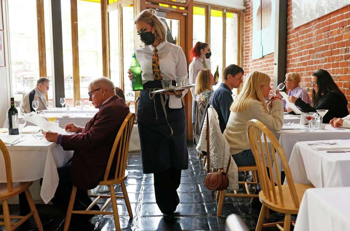 凯特·萨琛在Zuni Cafe为顾客服务。