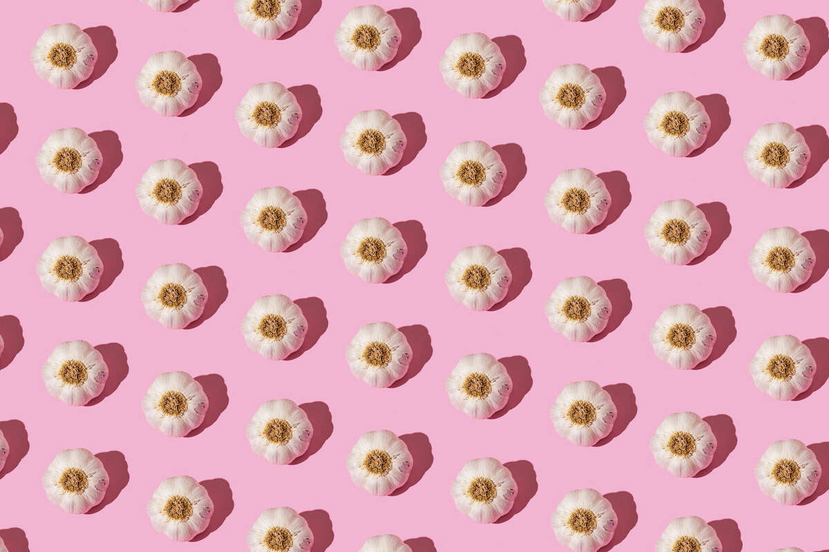 Are there any health benefits to eating raw garlic?