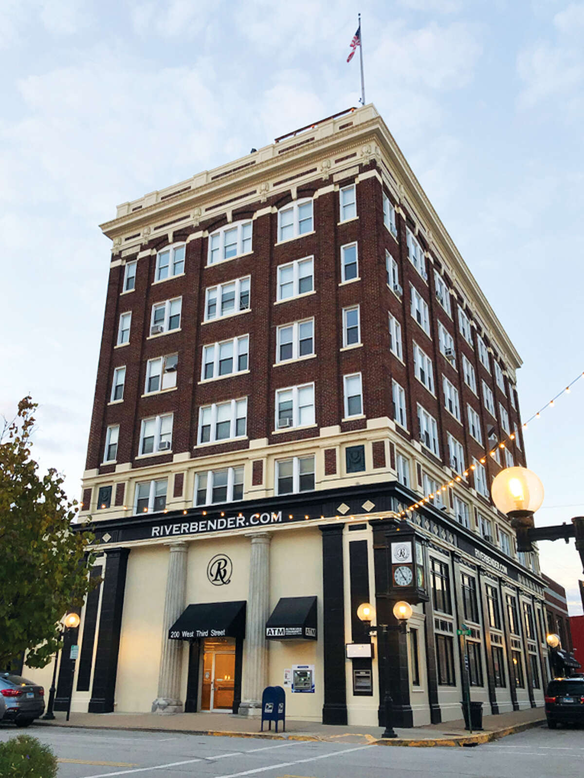 Tenants are being sought for renovated office suites at the Riverbender Building at 200 W. 3rd St. in Alton. The building was bought in July 2021 by Diversified Real Estate Group of Clayton, Missouri.