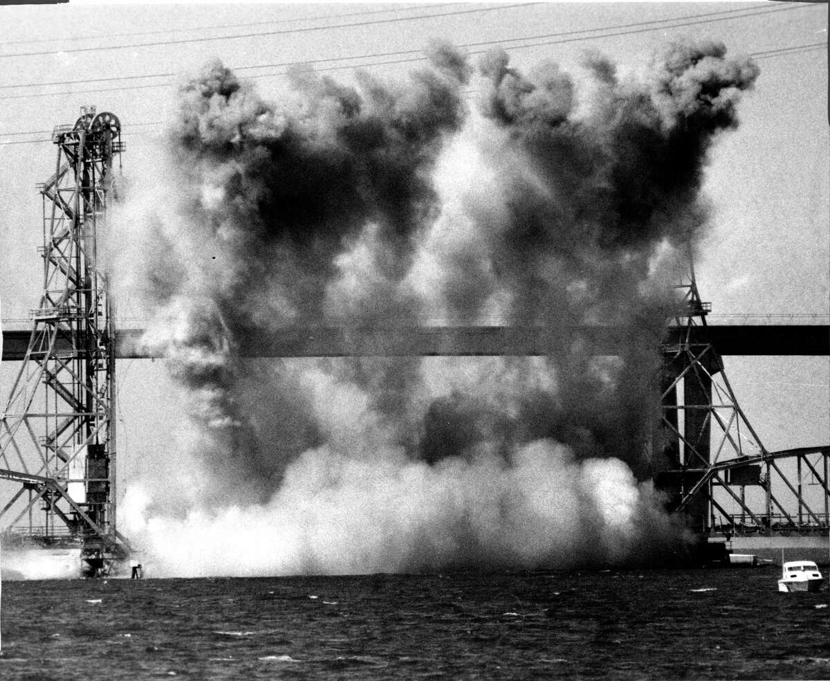 1984年9月24日:专家们用炸药拆除了位于南湾的敦巴顿大桥吊桥部分。