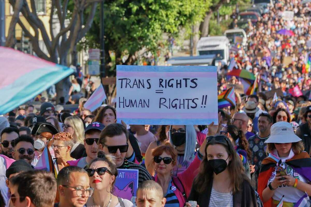 数千人参加了六月在旧金山举行的变性游行。