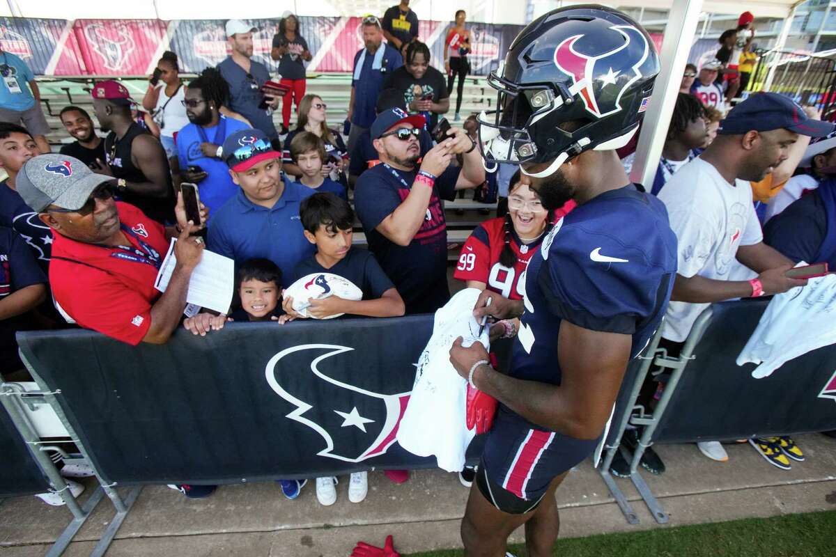 Photos: Chicago Bears sign autographs for fans at training camp