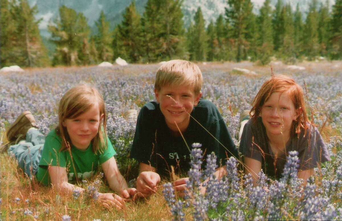 作者(右)和她的兄弟姐妹在高Sierra的羽扇豆田里，大约1982年。