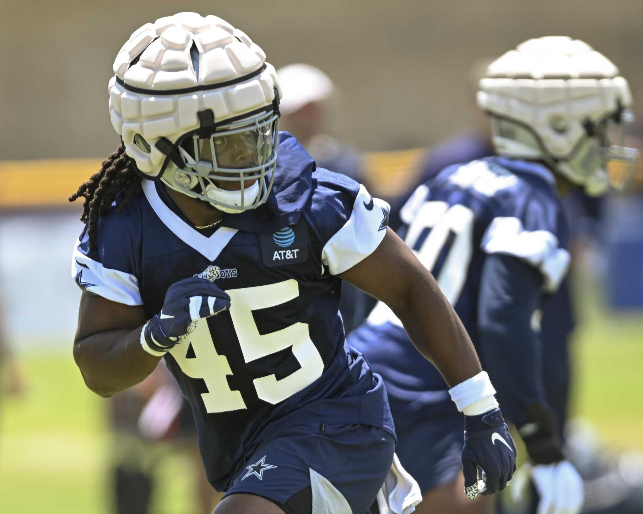 Dallas Cowboys sign ex-Texas football LB Malik Jefferson to