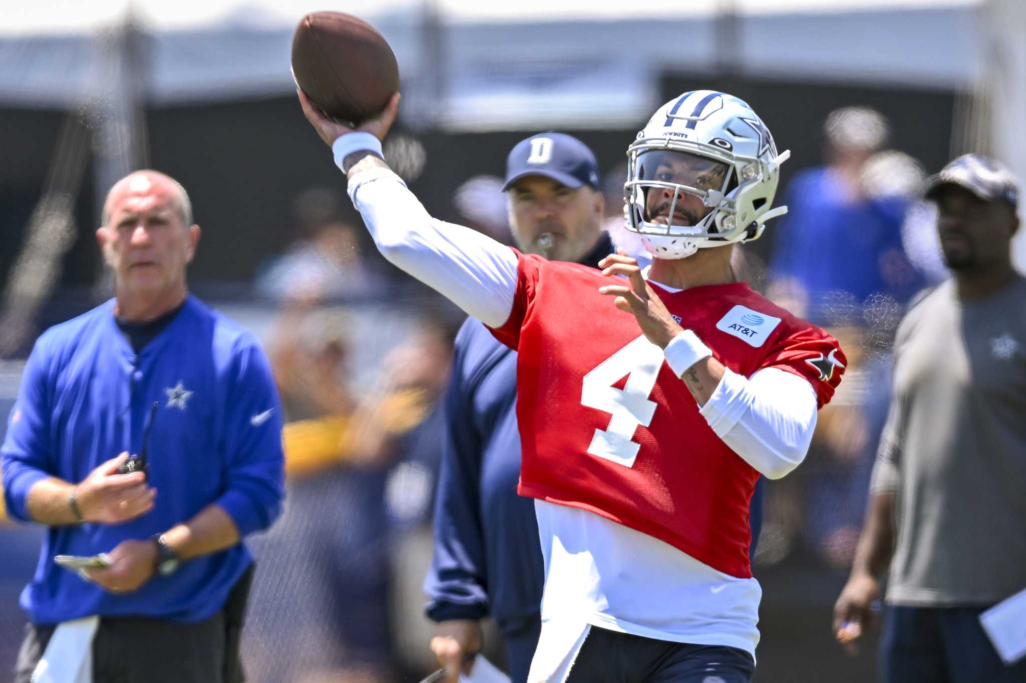 Watch: Cowboys QB Dak Prescott back to throwing on practice field