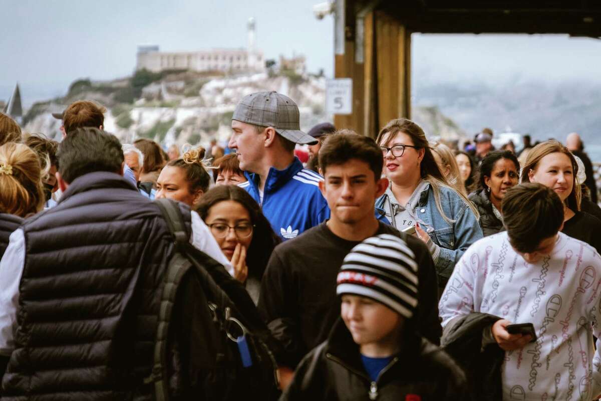 游客们纷纷回到39号码头、恶魔岛和旧金山其他热门景点。