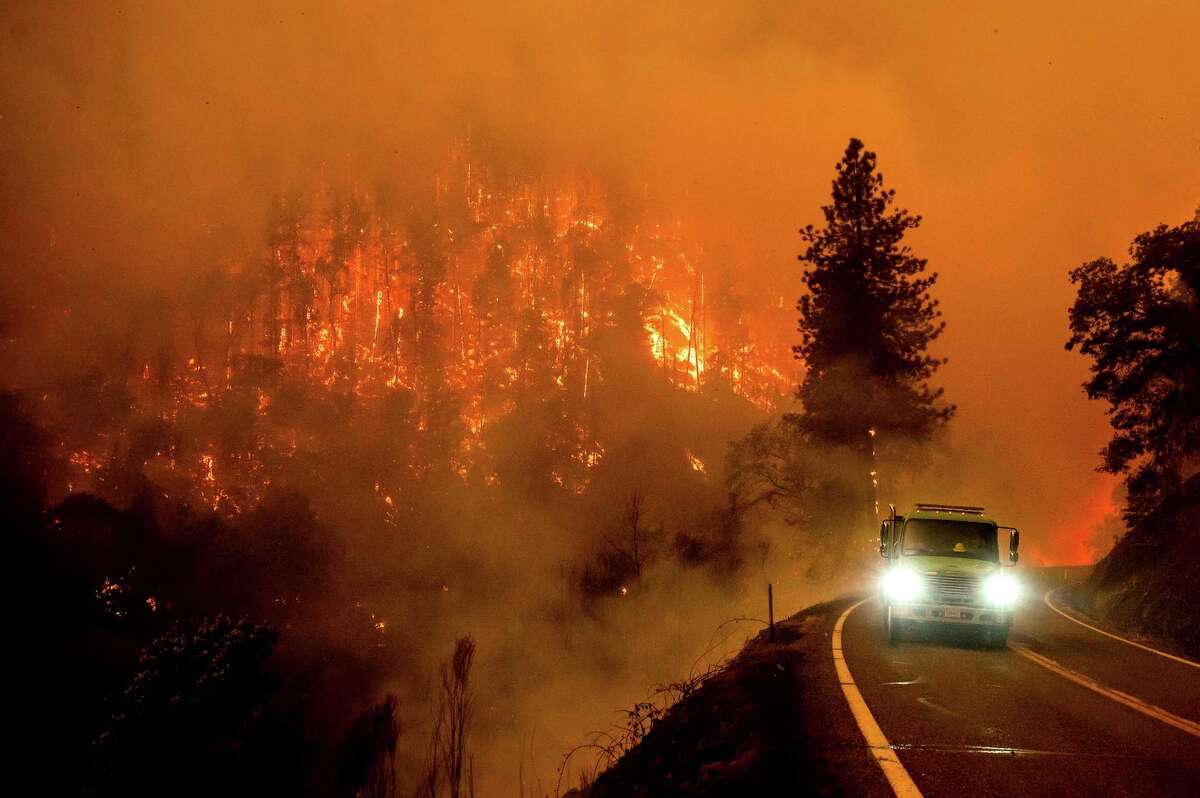 Een brandweerwagen rijdt langs California Highway 96 terwijl de McKinney Fire brandt in Klamath National Forest, Californië, zaterdag 30 juli 2022.