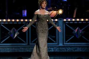 Review: Bernadette Peters, with S.F. Symphony, showcases thing that only megastars can do