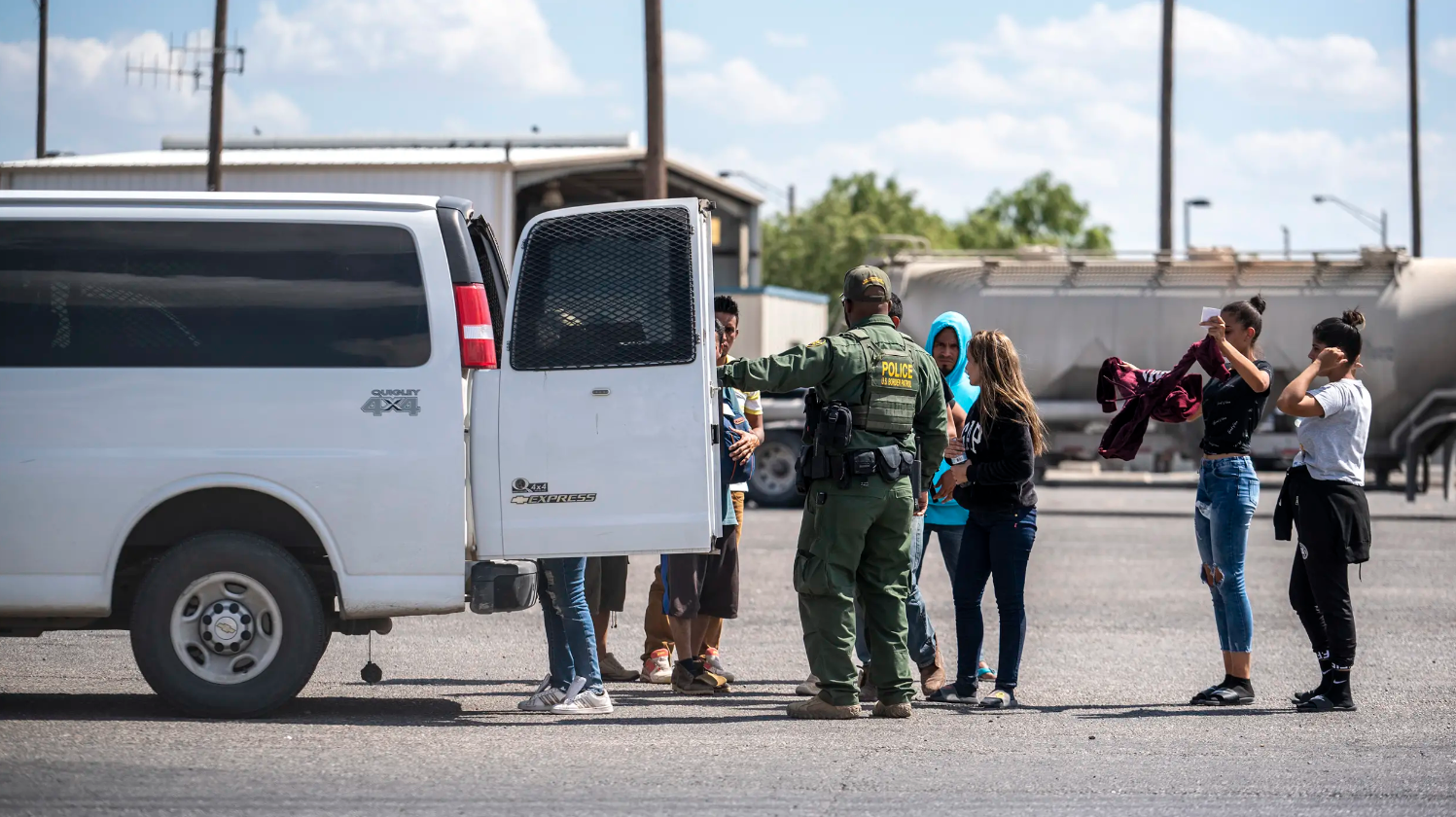 Legal questions shroud Gov. Greg Abbott’s move to bus migrants back to the border