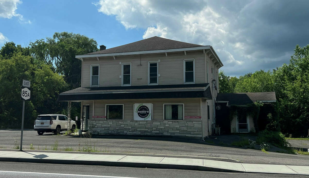 The former Smith's Tavern in Voorheesville was a venerable watering hole open under that name since 1945. It closed in 2017 to make way for a Stewart's Shops location. Stewart's abandoned the project after it was blocked by the village. The building will now become a pizza-focused restaurant from the owner of Romo's Pizzeria & Restaurant in Glenmont. It is forecast to open in late 2022 or early 2023.  