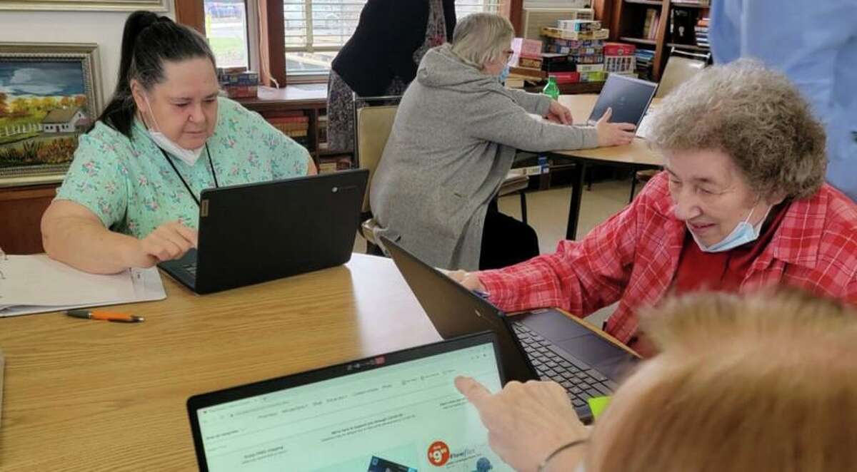 SilverSource recently hosted a pilot digital program for seniors at Willard Manor, a senior housing complex in Stamford. The program was funded by a grant from the Southwestern CT Agency on Aging & Independent Living.