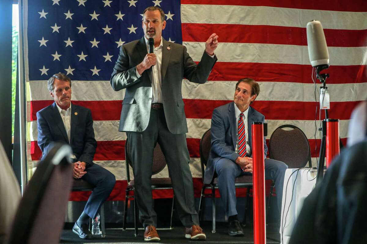 州议员和州长候选人布莱恩Dahle说共和党出去投票活动期间的支持者在大选之夜在费尔菲尔德吉利工厂游客中心,加州星期一,2022年6月6日。