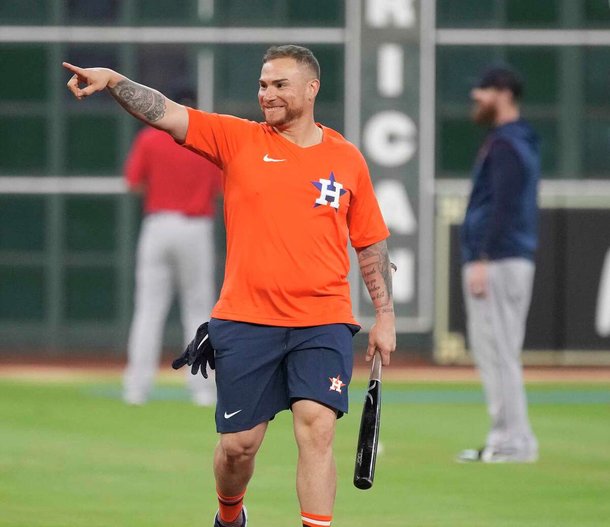 Christian Vázquez visits his former teammates from the Boston Red Sox during batting practice before the start of an MLB baseball game at Minute Maid Park on Tuesday, Aug. 2, 2022 in Houston.