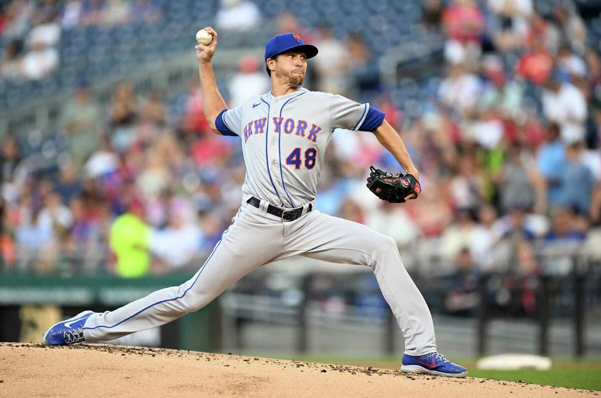 New York Mets starting pitcher Jacob deGrom (48) speaks to the