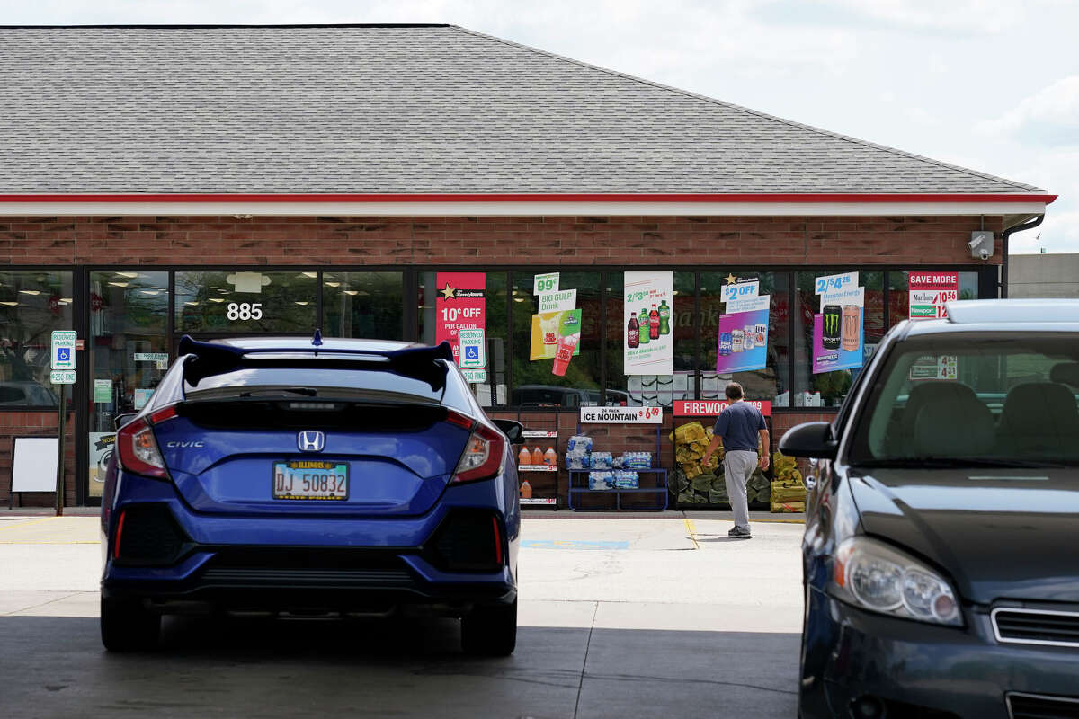 Although Illinois lottery billionaire still mum, 390,000 others in state  claiming prizes | Journal-Courier