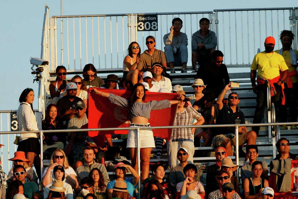 2022年8月3日，星期三，穆巴达拉硅谷经典网球锦标赛在加州圣何塞举行，突尼斯选手Ons Jabeur和美国选手Madison Keys的比赛中，观众举着突尼斯国旗。