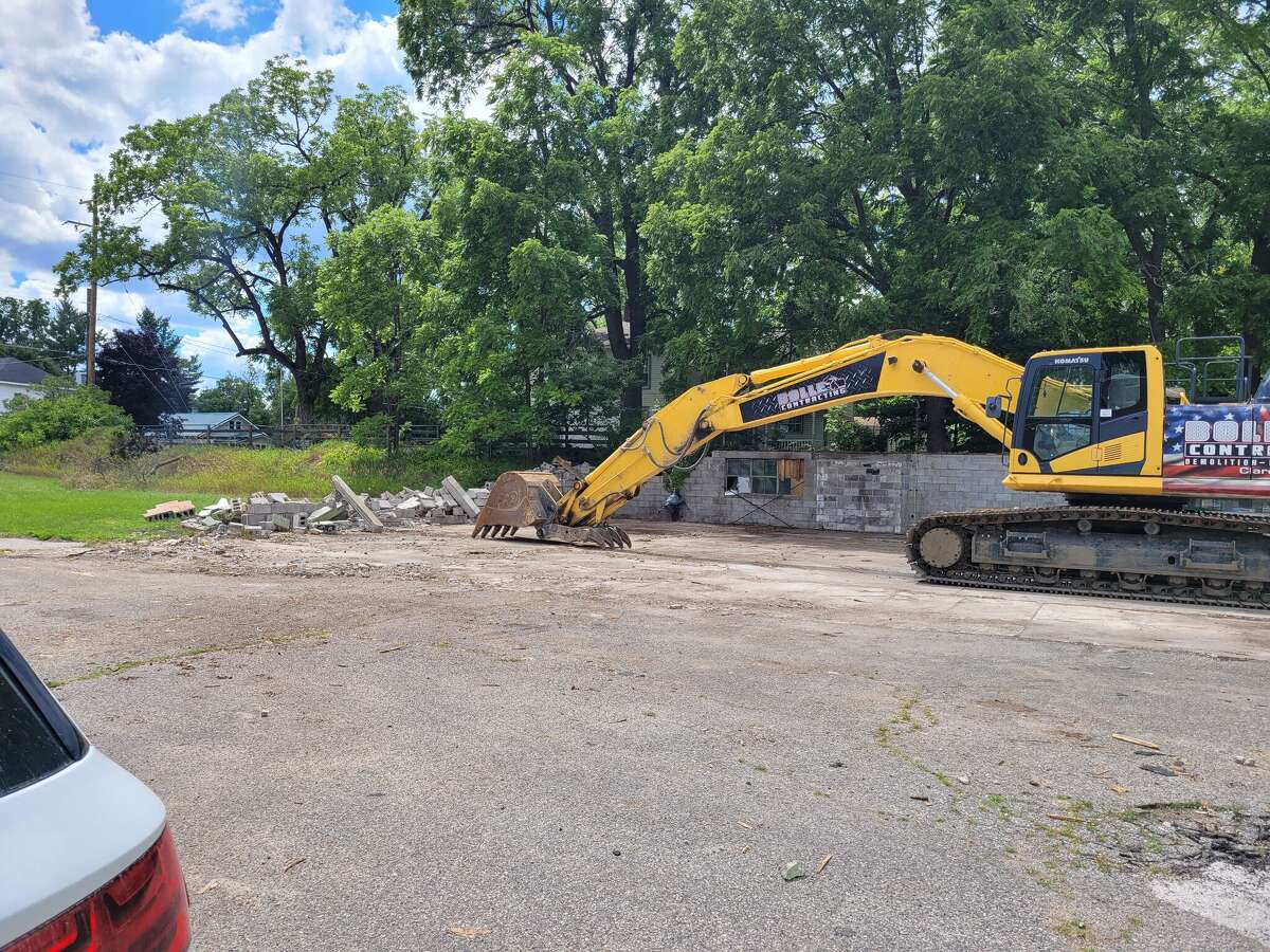 North End Grocery demolished to make room for new Biggby in Reed City