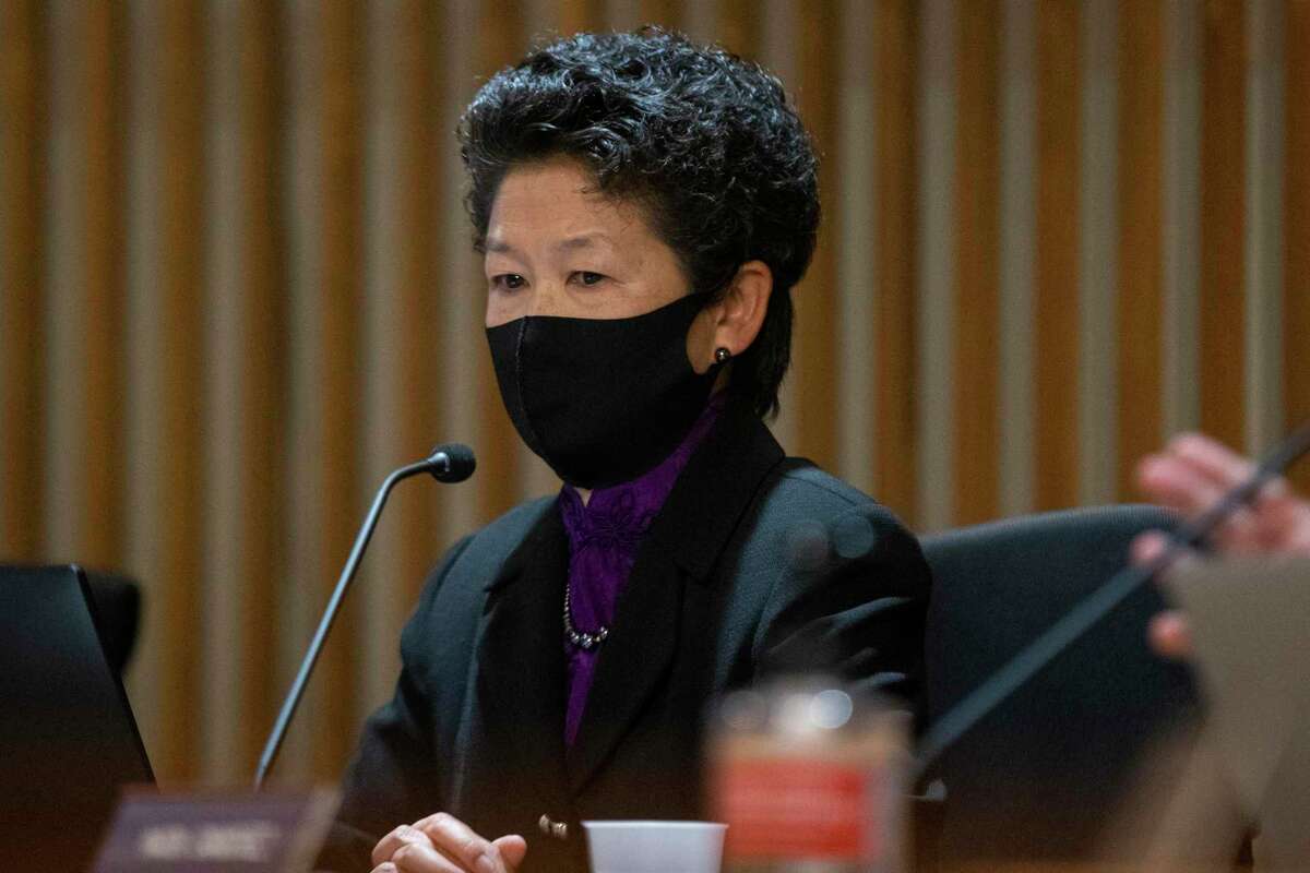 旧金山教育委员会理事Ann Hsu在一次学校董事会特别会议上投票支持她自己的告诫，因为她在一份候选人问卷中对黑人和棕色皮肤的父母发表了评论。