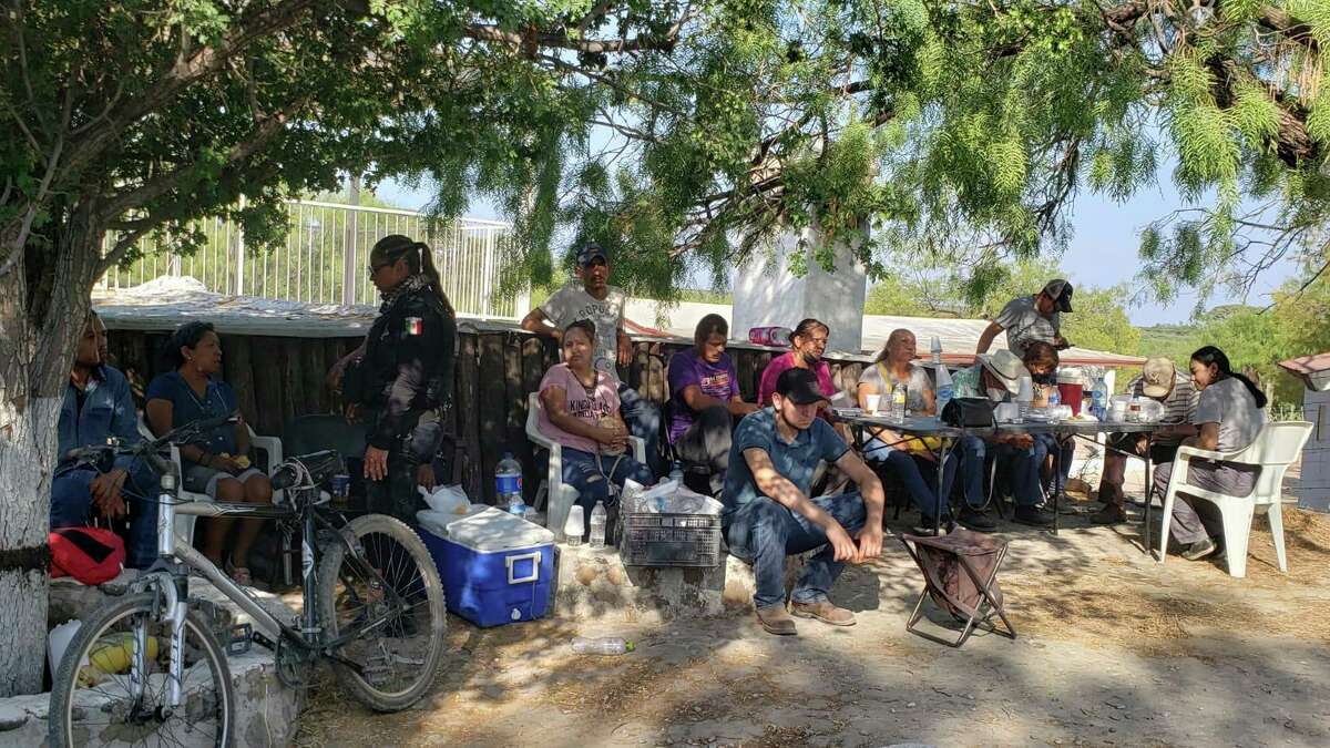 Familiares de los mineros atrapados en una mina de carbón que colapsó e inundó, esperan información en el exterior de la mina en Sabinas, Coahuila, México, el jueves 4 de agosto de 2022.
