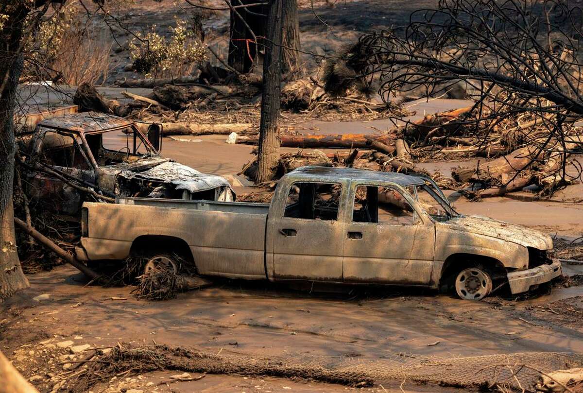 2022年8月3日，加州Yreka附近的克拉马斯国家森林发生麦金尼大火，烧毁的车辆随后被山洪淹没。8月2日，当局表示，目前至少有四人在席卷加州的野火中丧生，他们警告说，该州今年最严重的火灾造成的死亡人数可能会进一步上升。这场大火发生在与俄勒冈州接壤的克拉马斯国家森林，是加州今年最大的一次火灾，已经烧毁了大约56,000英亩(22,600公顷)的土地。(图片来源:DAVID MCNEW/AFP)(图片来源:DAVID MCNEW/AFP via Getty Images)