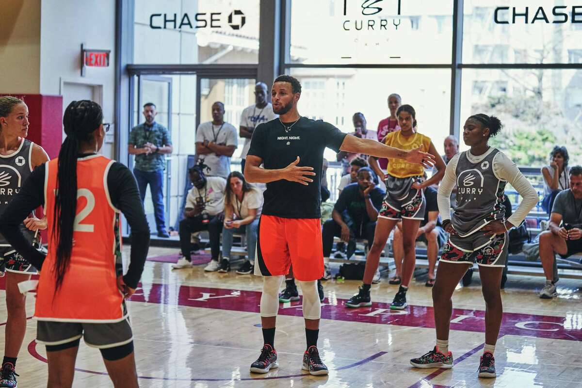 El armador de los Golden State Warriors, Stephen Curry, trabaja con niños durante el Curry Camp en el San Francisco Olympic Club en San Francisco, California. el jueves, agosto 4, 2022.