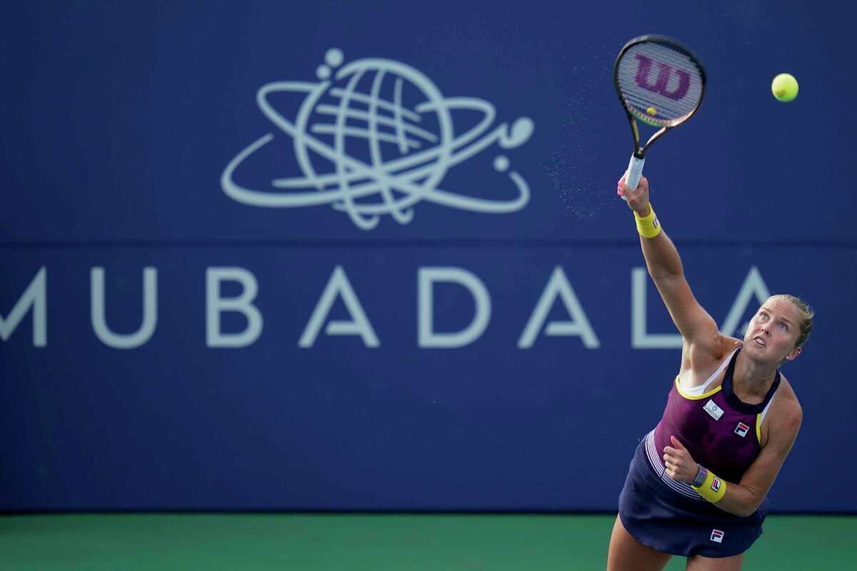 Shelby Rogers, of the United States, serves to Maria Sakkari, of Greece, at the Mubadala Silicon Valley Classic tennis tournament in San Jose, Calif., Thursday, Aug. 4, 2022. (AP Photo/Godofredo A. Vásquez)