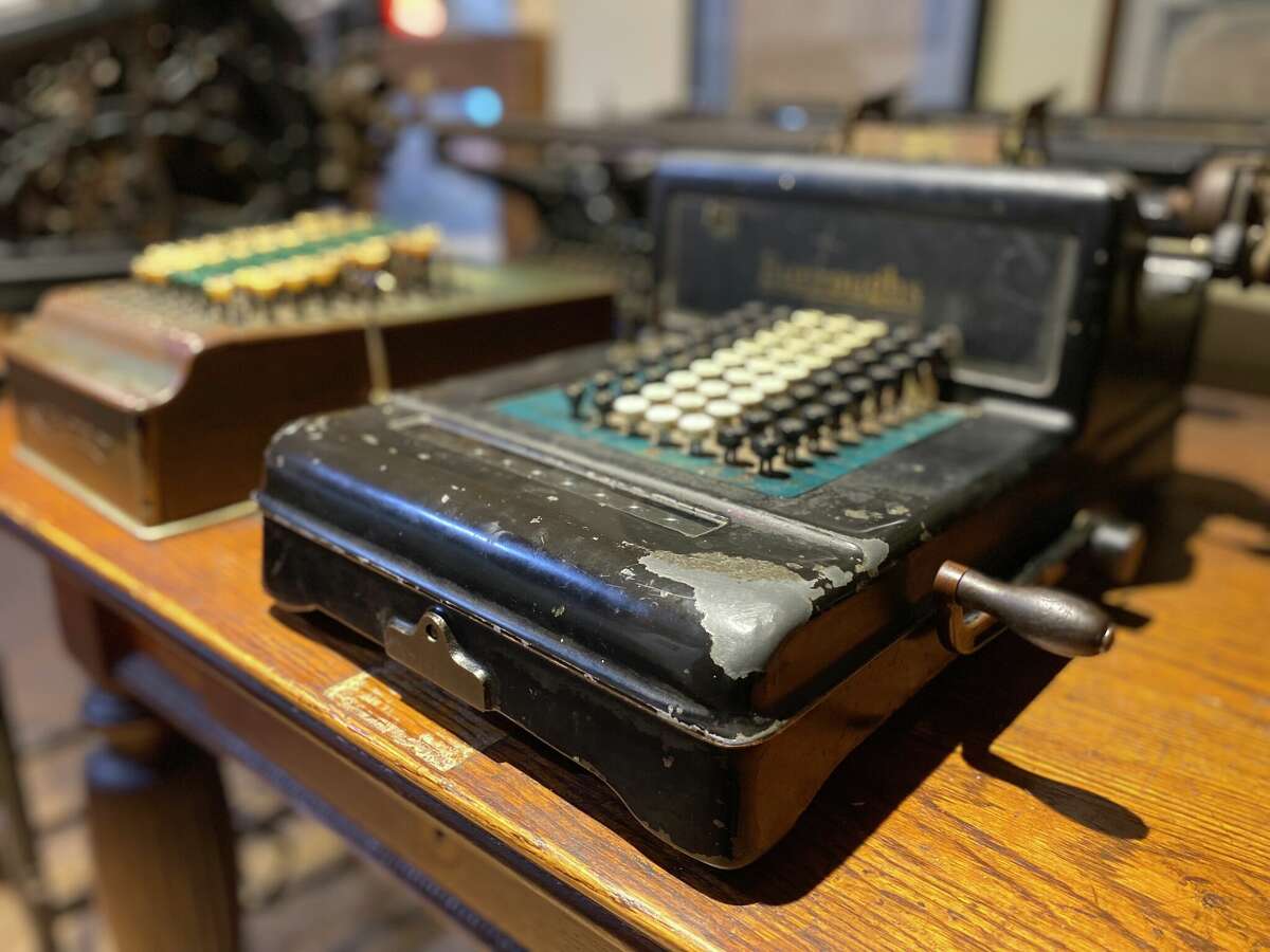 Máquinas de escribir antiguas en el Samoa Cookhouse Museum.