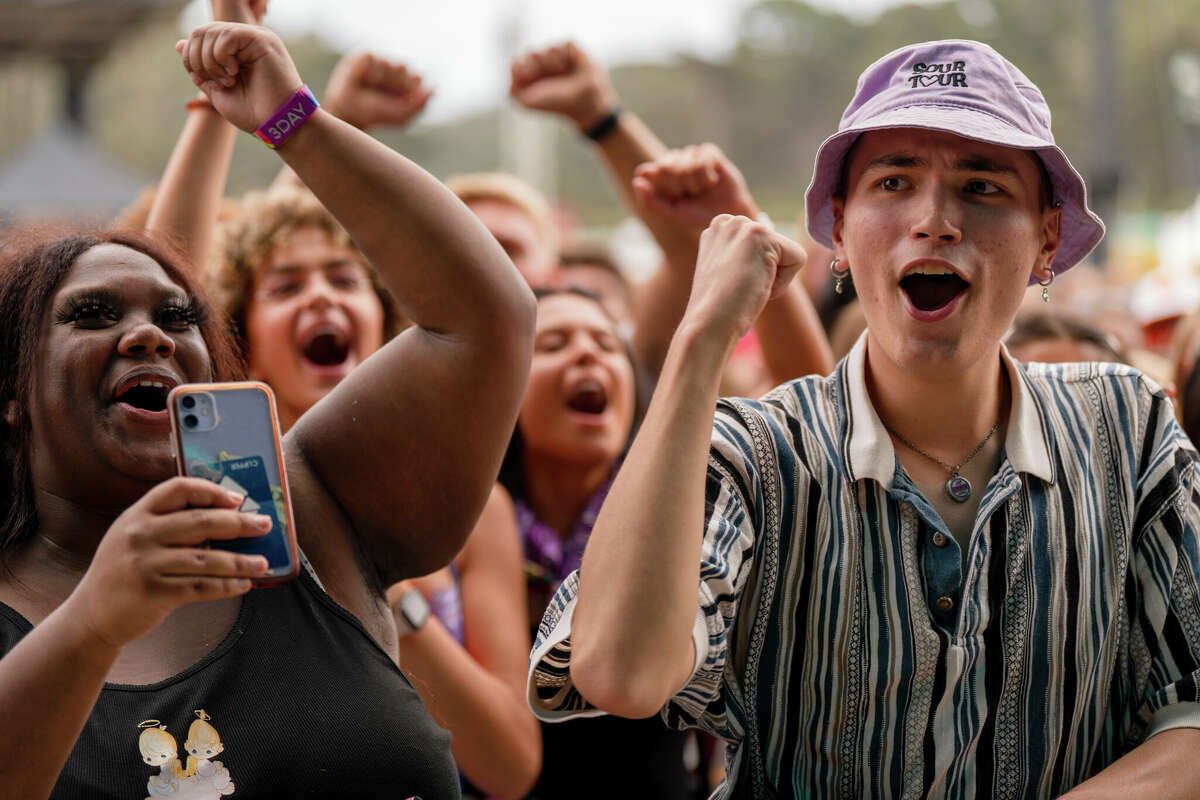 Поклонники в первом ряду танцуют и поют, наблюдая за выступлениями ODIE в Outside Lands в парке Золотые Ворота в Сан-Франциско, Калифорния, в пятницу, 5 августа 2022 года.