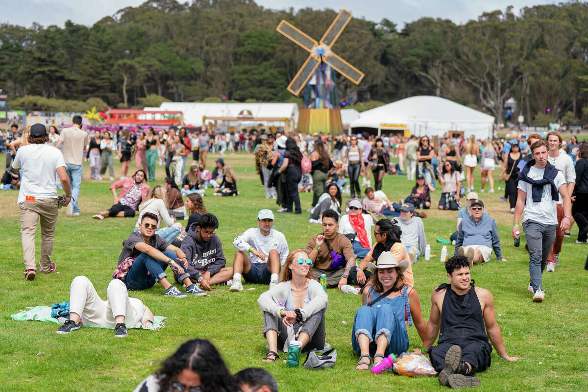 Los fanáticos se sientan en mantas cerca del nuevo molino de viento y ven a Duckworth actuar en Outside Lands en Golden Gate Park en San Francisco, California, el viernes 5 de agosto de 2022.