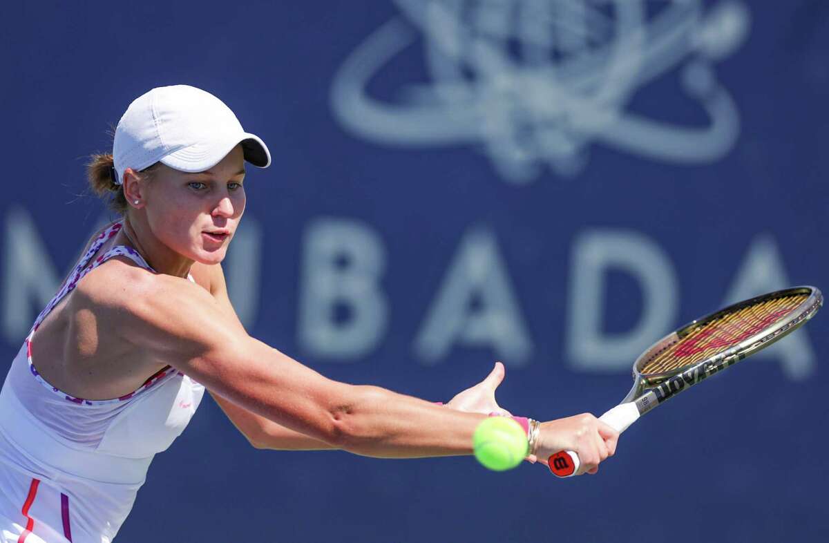 SAN JOSE, CALIFORNIA - AUGUST 05: Veronika Kudermetova of Russia returns a shot from Ons Jabeur of Tunisia during the Mubadala Silicon Valley Classic, part of the Hologic WTA Tour, at Spartan Tennis Complex on August 05, 2022 in San Jose, California. (Photo by Carmen Mandato/Getty Images)