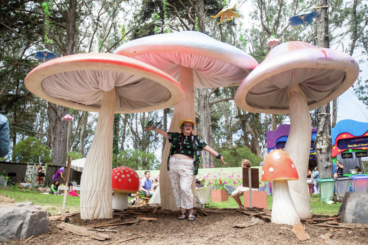 Juno Washburn, San Francisco, Kaliforniya'daki Golden Gate Park'taki Dış Topraklar'da mantarlı balonlu çay partisi ile poz veriyor.  Ağustos'ta  5, 2022.