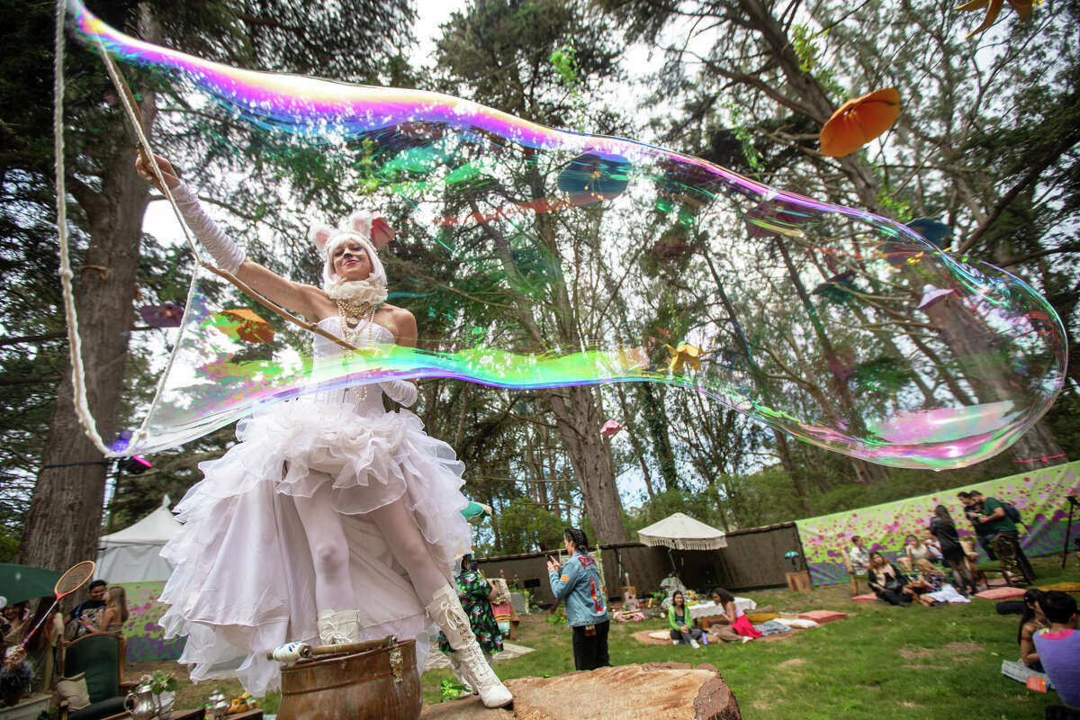 Erin Maxick infla un globo increíblemente largo en Outside Lands en Golden Gate Park el 5 de agosto de 2022 en San Francisco.