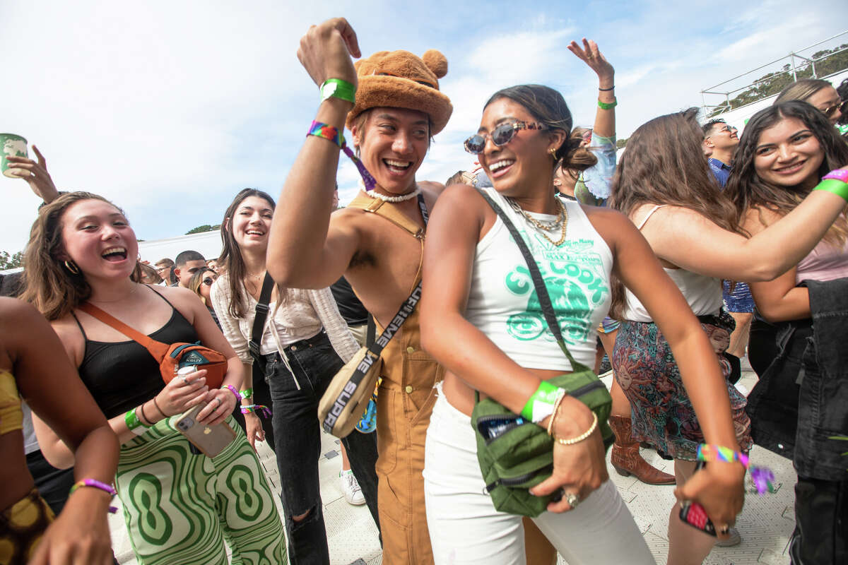 Посетители фестиваля танцуют под DJ Umami в Outside Lands в парке Golden Gate в Сан-Франциско, Калифорния, 5 августа 2022 года.