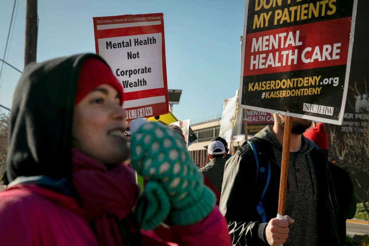 精神卫生保健工作者桩2019年12月16日,抗议在萨克拉门托医疗中心的病人等待时间和压倒性的案件数量在Kaiser Permanente设施。
