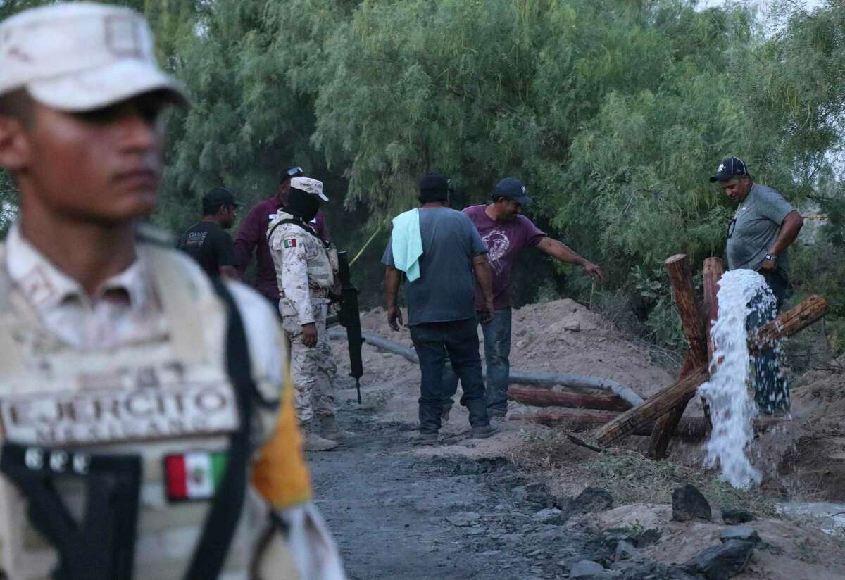 Voluntarios derenan agua de una mina de carbón que se colapsó e inundó y donde 10 mineros quedaron atrapados en Sabinas, Coahuila, México, el jueves 4 de agosto de 2022.