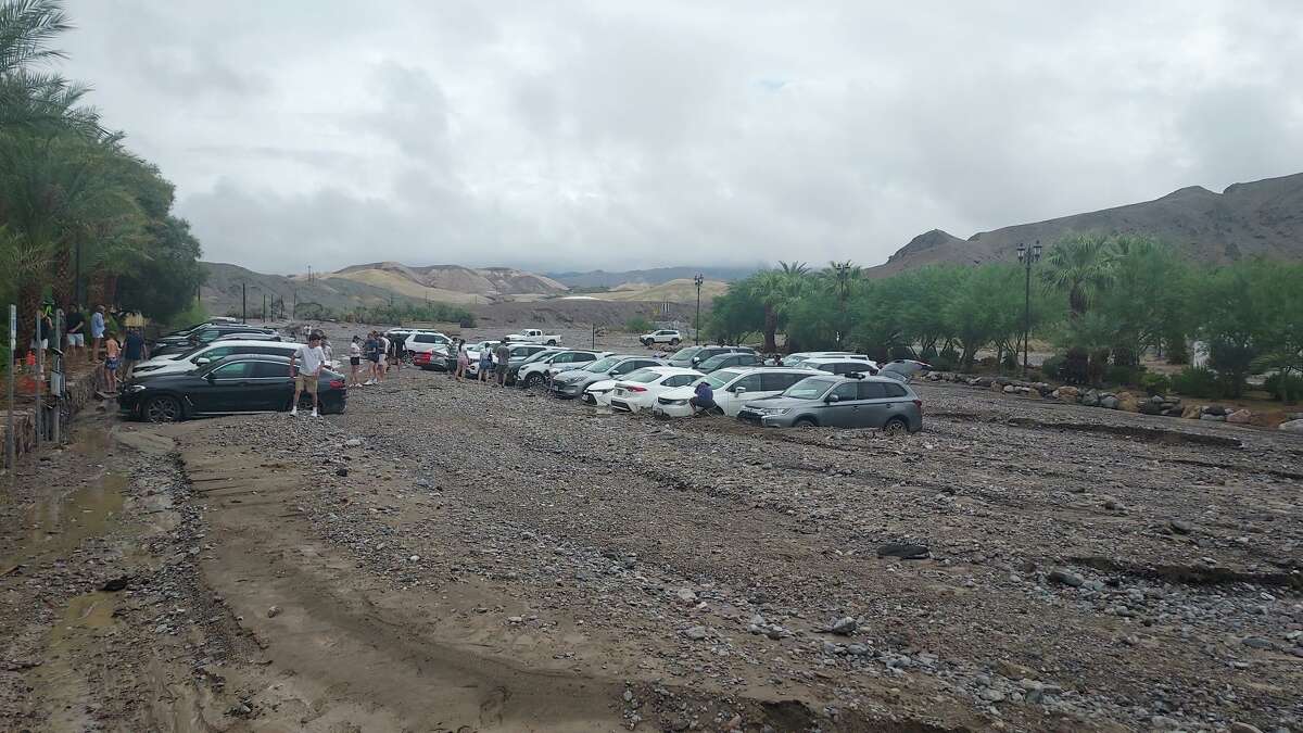 山洪暴发迫使工作人员关闭了所有进出死亡谷国家公园的道路，大约1000人被困在死亡谷国家公园。