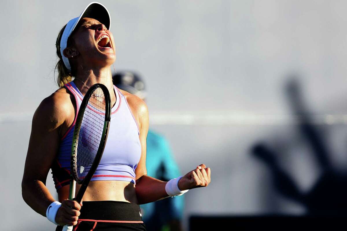 圣何塞，加州——8月3日:2022年8月3日，在加州圣何塞斯巴达网球中心举行的穆巴达拉硅谷精英赛(Hologic WTA巡回赛的一部分)上，西班牙选手保拉·巴多萨在击败伊丽莎白·曼德利克后做出反应。(图片来源:Carmen Mandato/Getty Images)