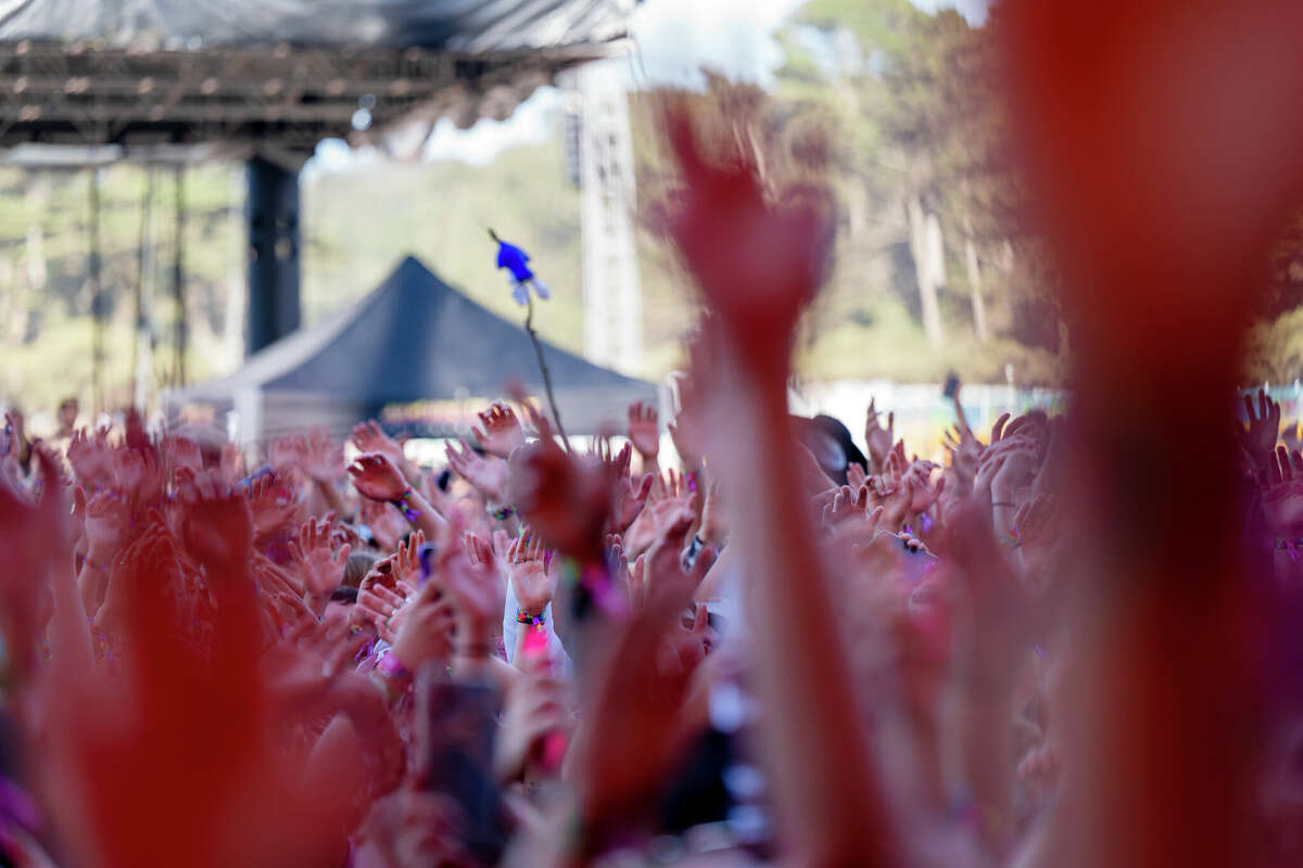 Тысячи рук подняты в воздух фанатами, наблюдающими за выступлением Оливера Три в Outside Lands в парке Золотые Ворота в Сан-Франциско, Калифорния, в пятницу, 5 августа 2022 года.