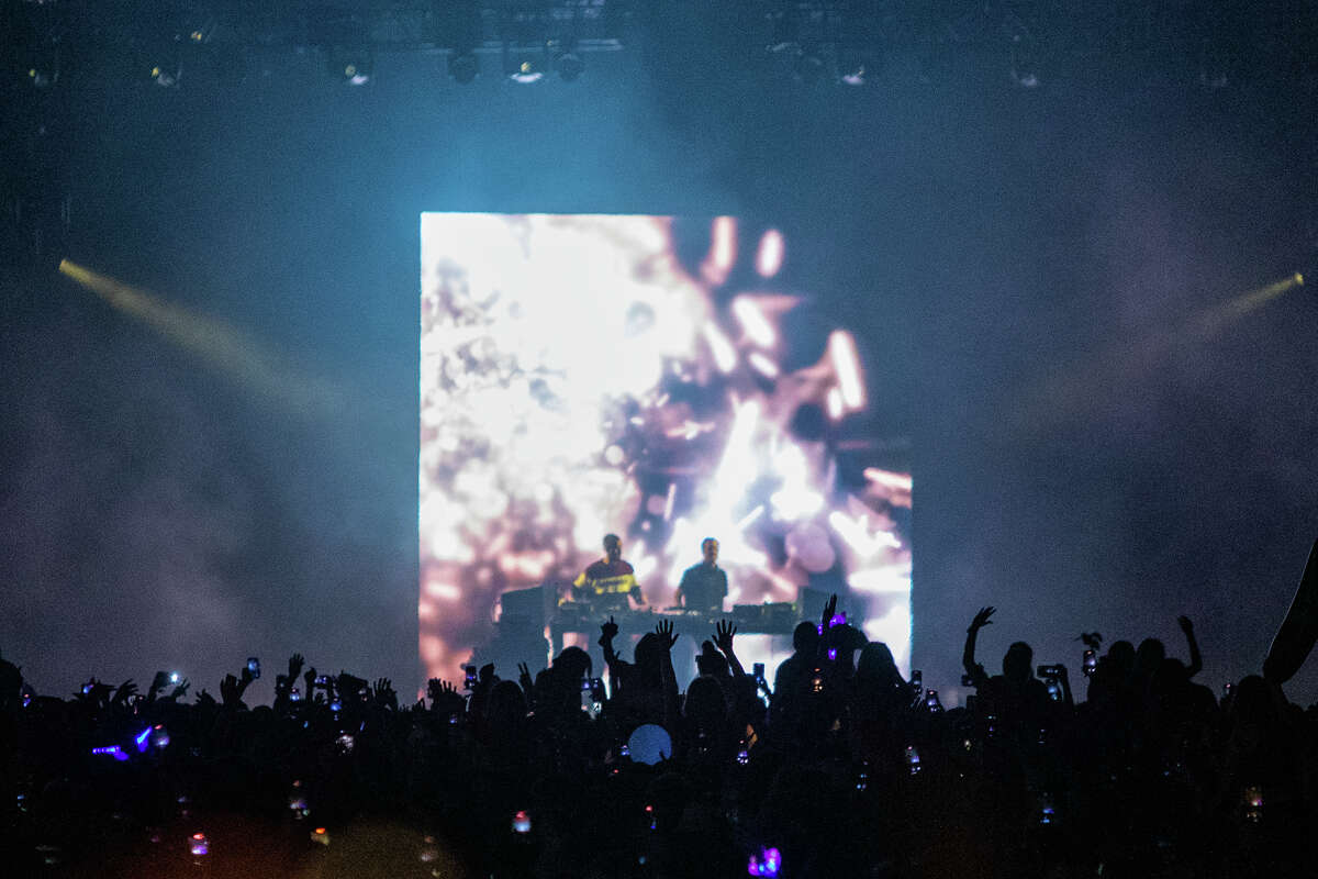 Los asistentes al festival aplauden durante el concierto de Disclosure en Outside Lands en Golden Gate Park en San Francisco, California, el 5 de agosto de 2022.