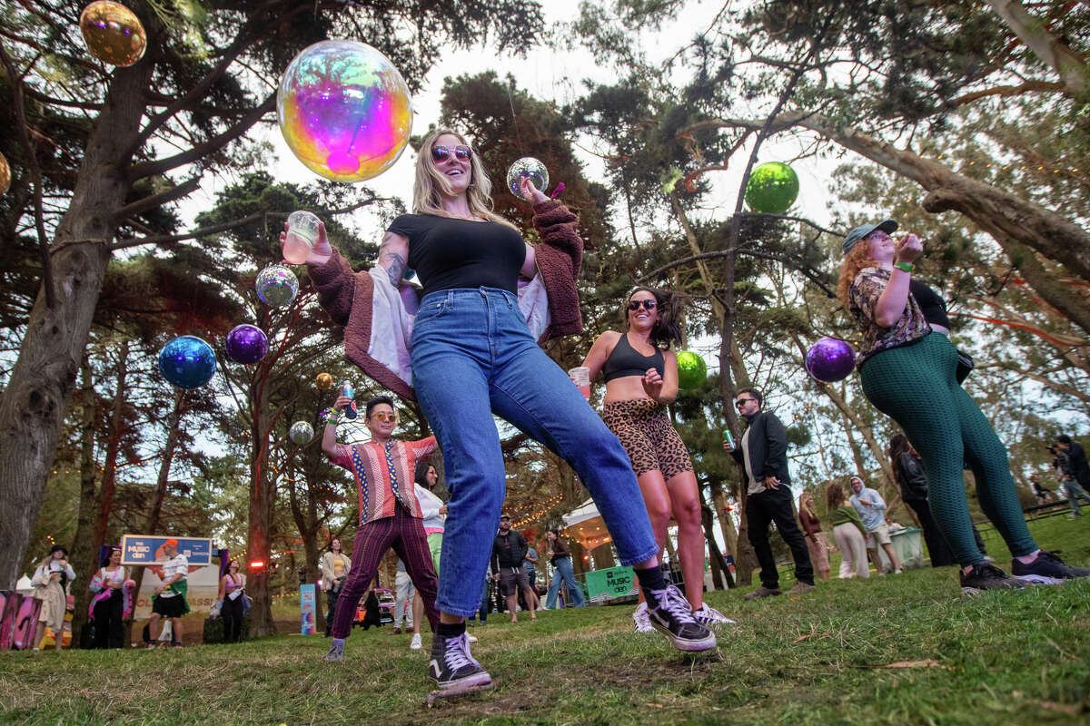 Bridget Conboy baila con la música de Major League Djz en Outside Lands en Golden Gate Park en San Francisco, California, el 5 de agosto de 2022.