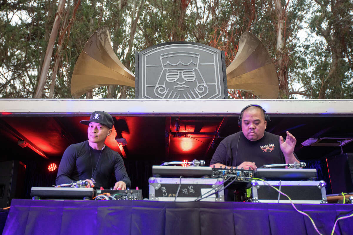 DJ Qbert y DJ Shortkut de Invisbl Skratch Piklz se presentan en Outside Lands en Golden Gate Park en San Francisco, California, el 5 de agosto de 2022.
