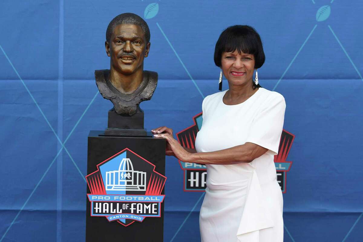 Elaine Anderson, Cliff Branch's sister, poses with a bust of the former NFL player Cliff Branch during an induction ceremony at the Pro Football Hall of Fame in Canton, Ohio, Saturday, Aug. 6, 2022. (AP Photo/David Dermer)