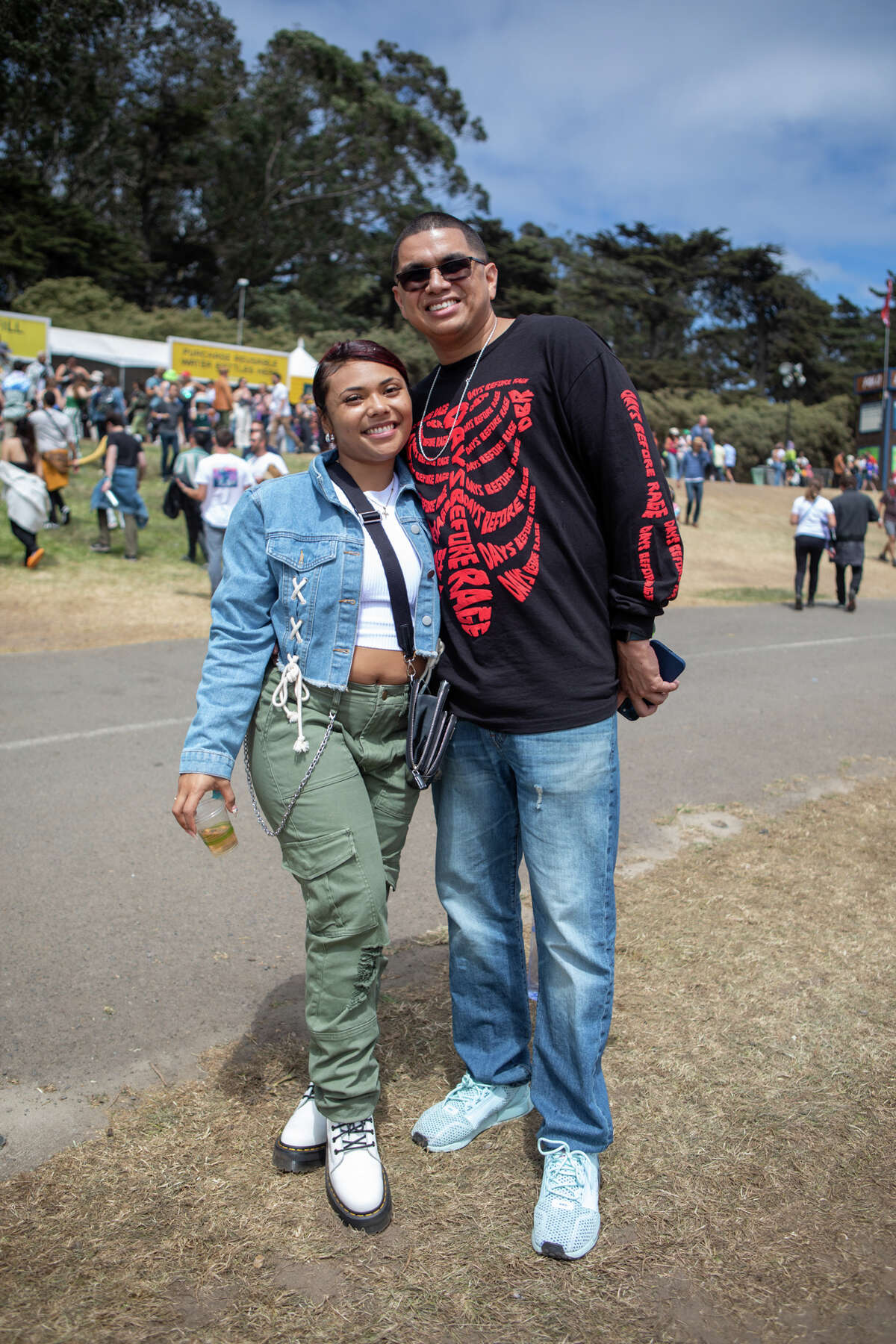(De izquierda a derecha) Ariana Arjego y Adrian Jackson en Outside Lands en Golden Gate Park en San Francisco, California, el 6 de agosto de 2022.