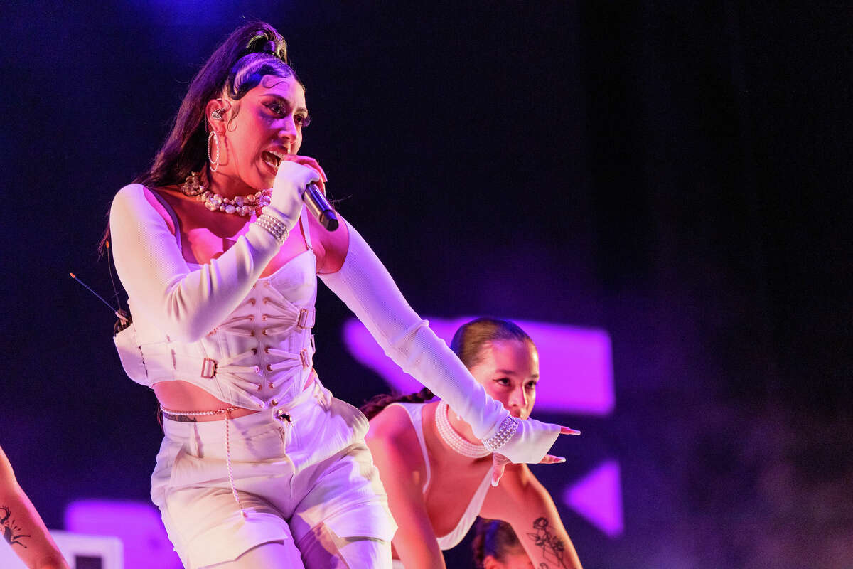 Kali Uchis' San Francisco set hampered by technical woes