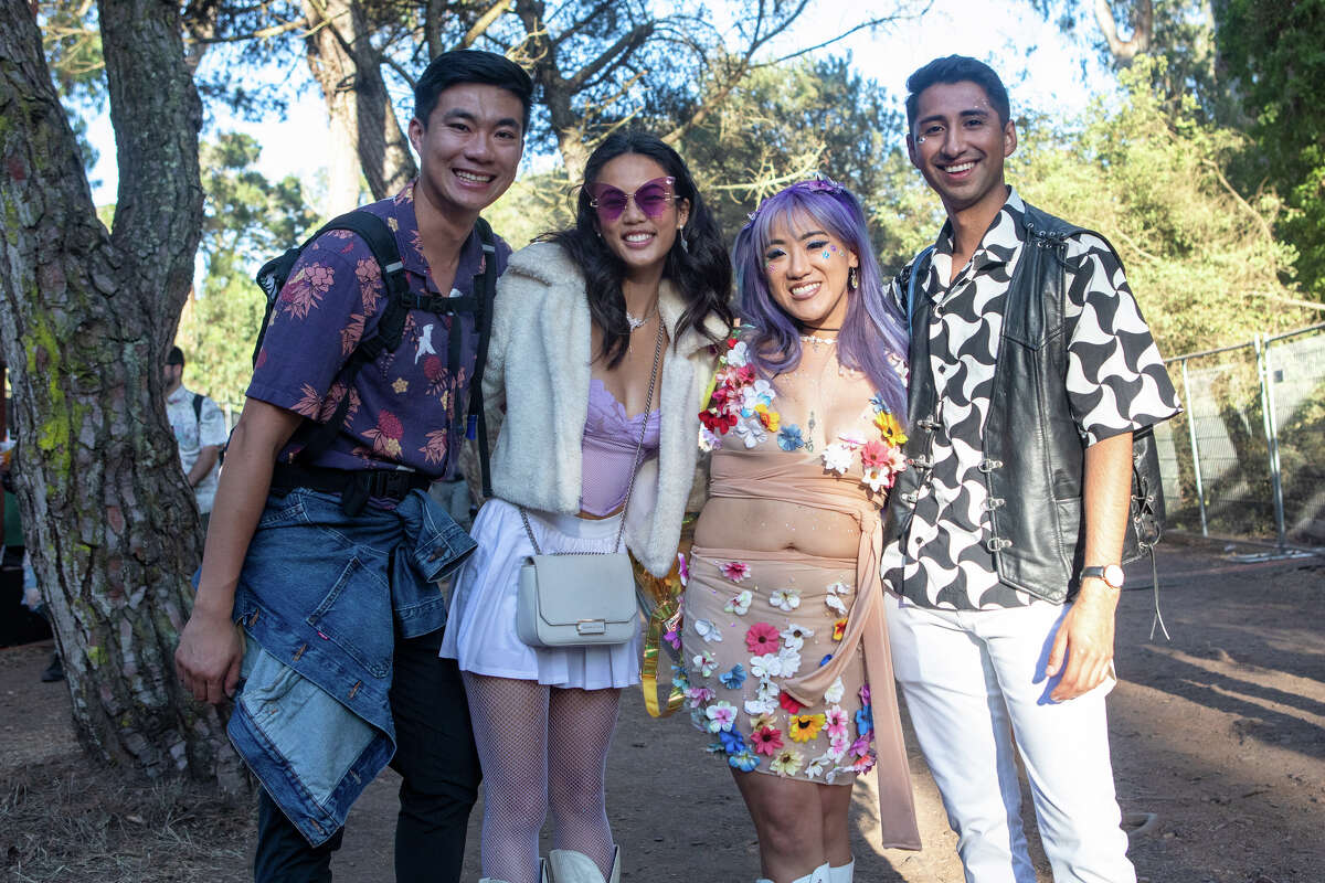(Soldan sağa) Matt LEong, Anyi Liebler-Bendix, Li Shen Ooi, Alex Pedroza San Francisco, Kaliforniya'daki Golden Gate Park'taki Dış Topraklarda.  Ağustos'ta  6, 2022.