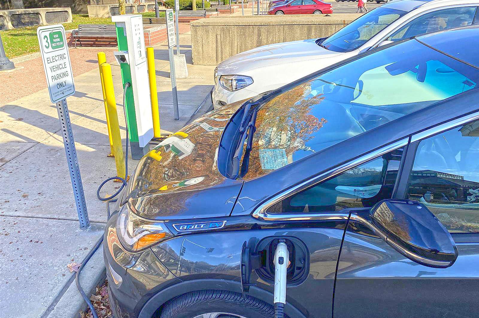 Work behind electric vehicle push on full charge in Illinois