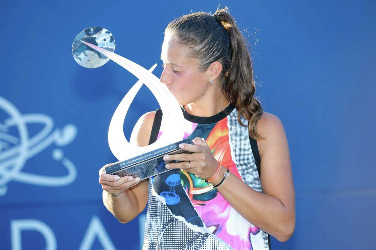 圣何塞，加州——8月7日:2022年8月7日，在加州圣何塞斯巴达网球中心举行的穆巴达拉硅谷精英赛(Hologic WTA巡回赛的一部分)单打决赛中，俄罗斯选手达里娅·卡萨特金娜击败谢尔比·罗杰斯，捧起奖杯。